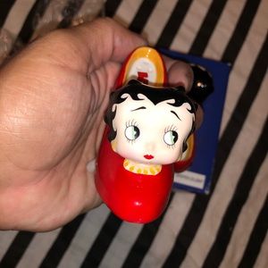 Betty boop 👠 salt and pepper shaker set